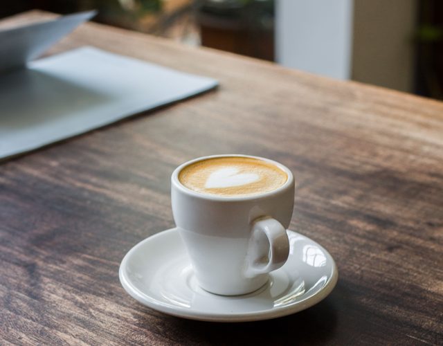 Cortado / Macchiato preparado por un barista profesional