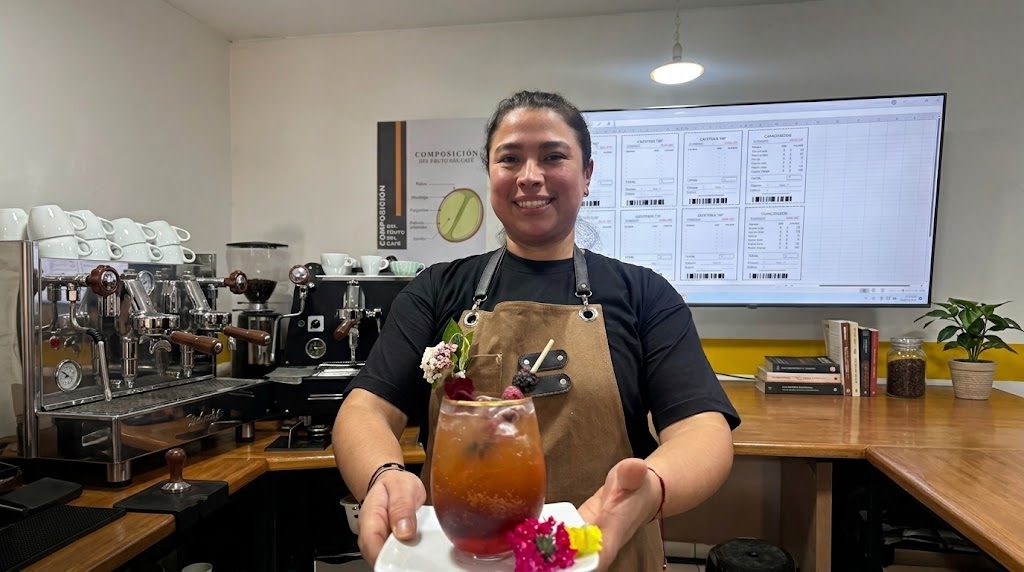 Clase práctica de barismo con equipos profesionales en Team Barista Perú